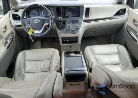 2015 Toyota Sienna Xle z USA, uszkodzony, nr VIN 5TDYK3DC7FS689088